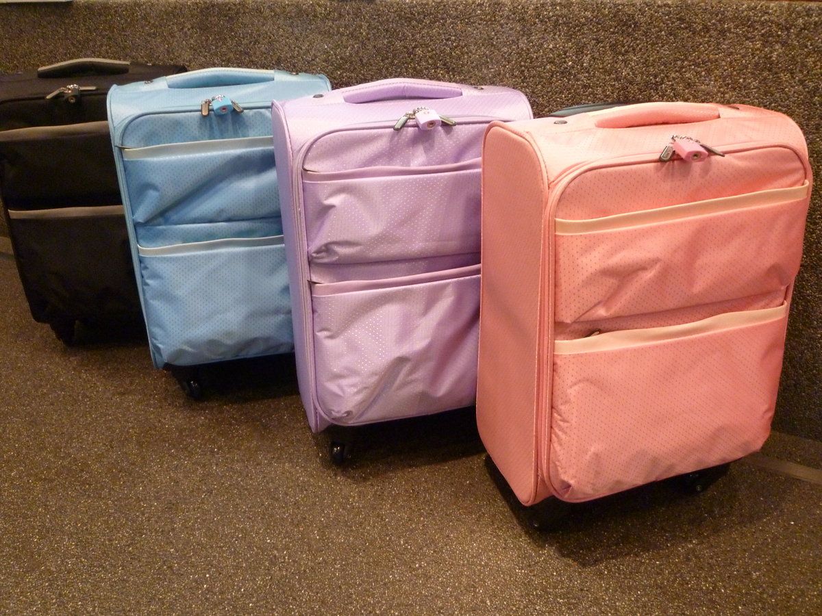 かわいいドット柄のブルー パープル ピンクのスーツケース/ソフト